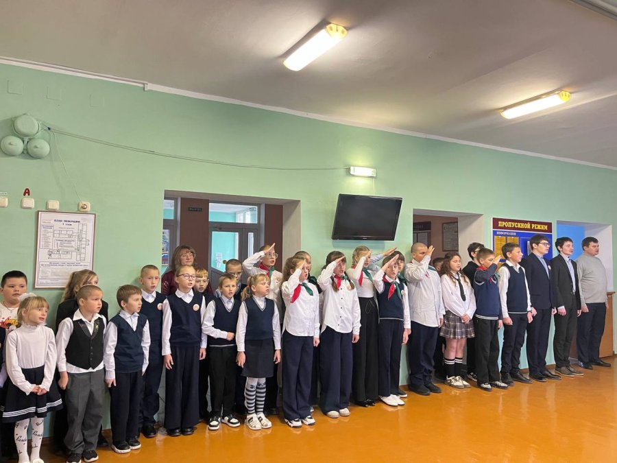 Торжественная линейка, посвящённая началу 2 учебной четверти.