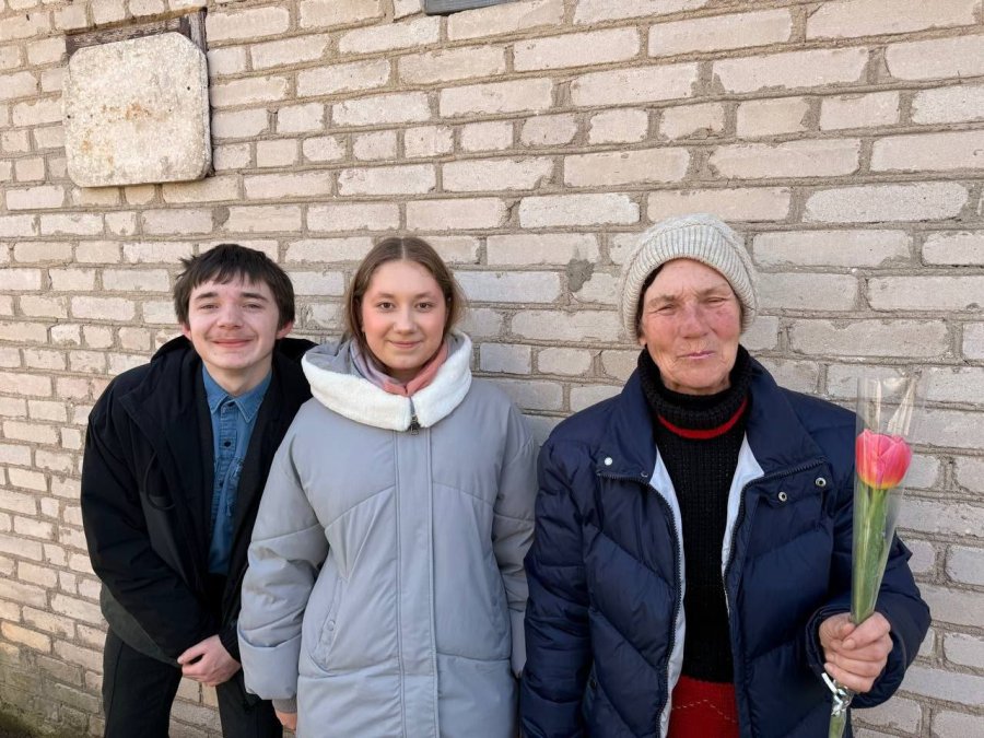 Волонтёры Подоросской средней школы поздравили одиноких пожилых людей и ветеранов труда с праздником 8 марта!