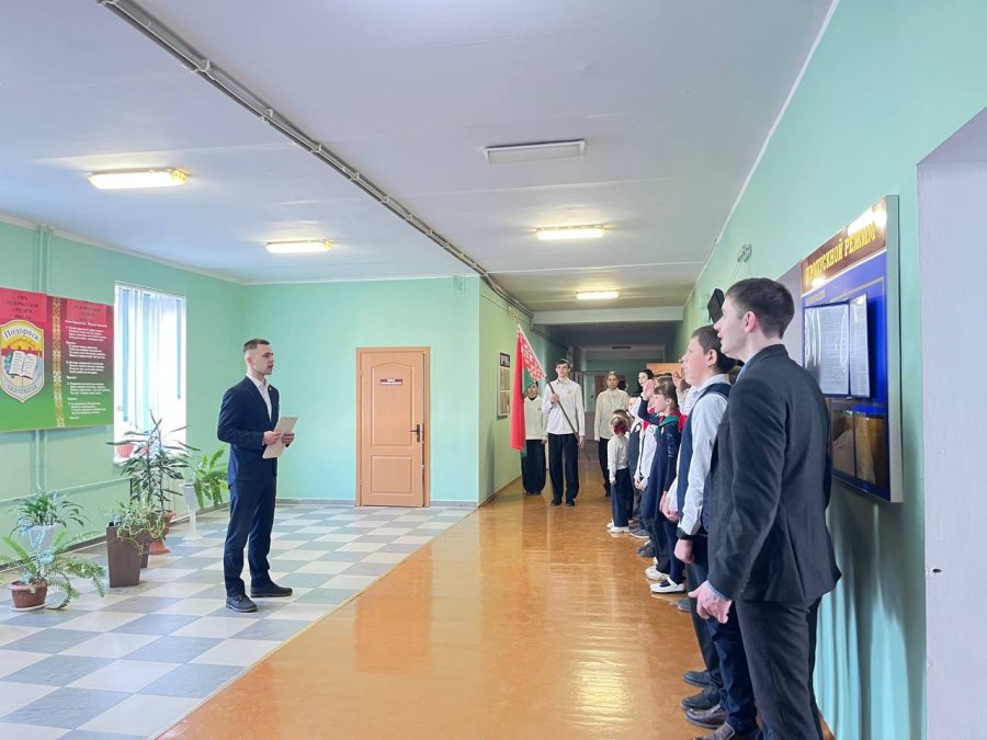 Торжественная линейка, посвященная Дню Конституции Республики Беларусь.