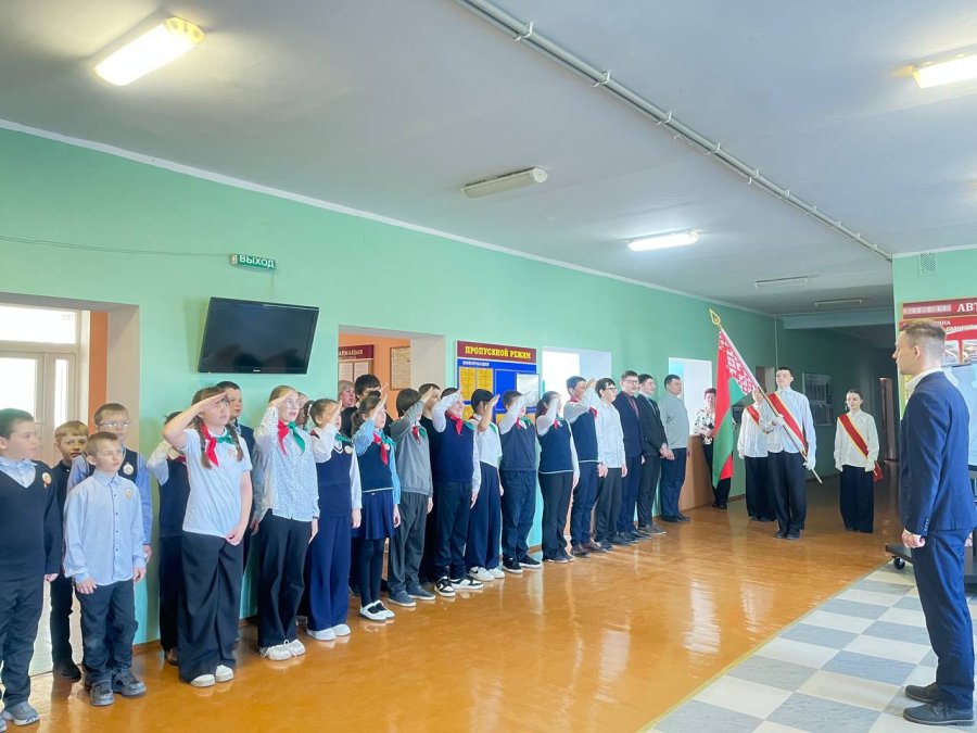 Торжественная линейка, посвящённая окончанию III учебной четверти.