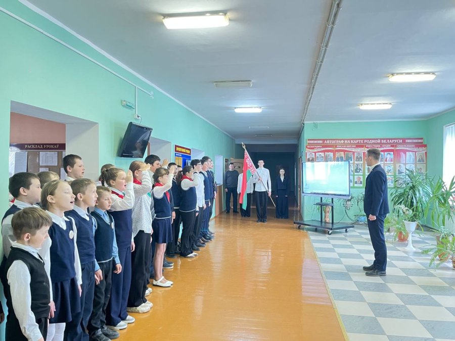 Торжественная линейка, посвящённая началу 4 учебной четверти.