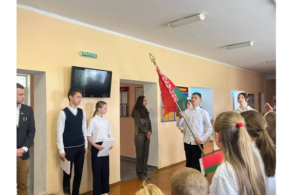 Торжественная линейка, посвящённая Дню Государственного флага, Государственного герба и Государственного гимна Республики Беларусь